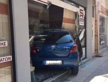 Αγρίνιο: Αυτοκίνητο «μπούκαρε» σε ασφαλιστικό γραφείο μετά από τροχαίο (φωτό)
